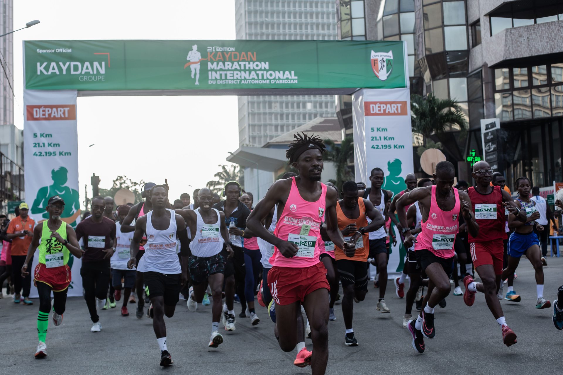 Coureurs au départ du Kaydan Marathon d'Abidjan